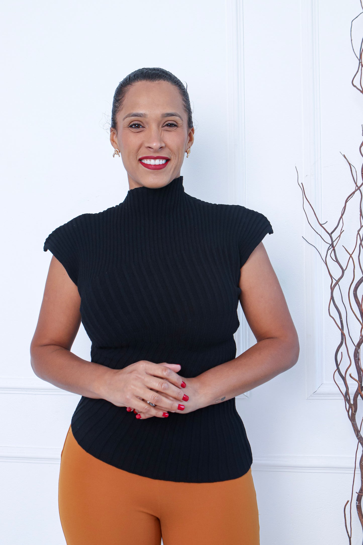 Sleeveless High-Neck Knit Top – Black