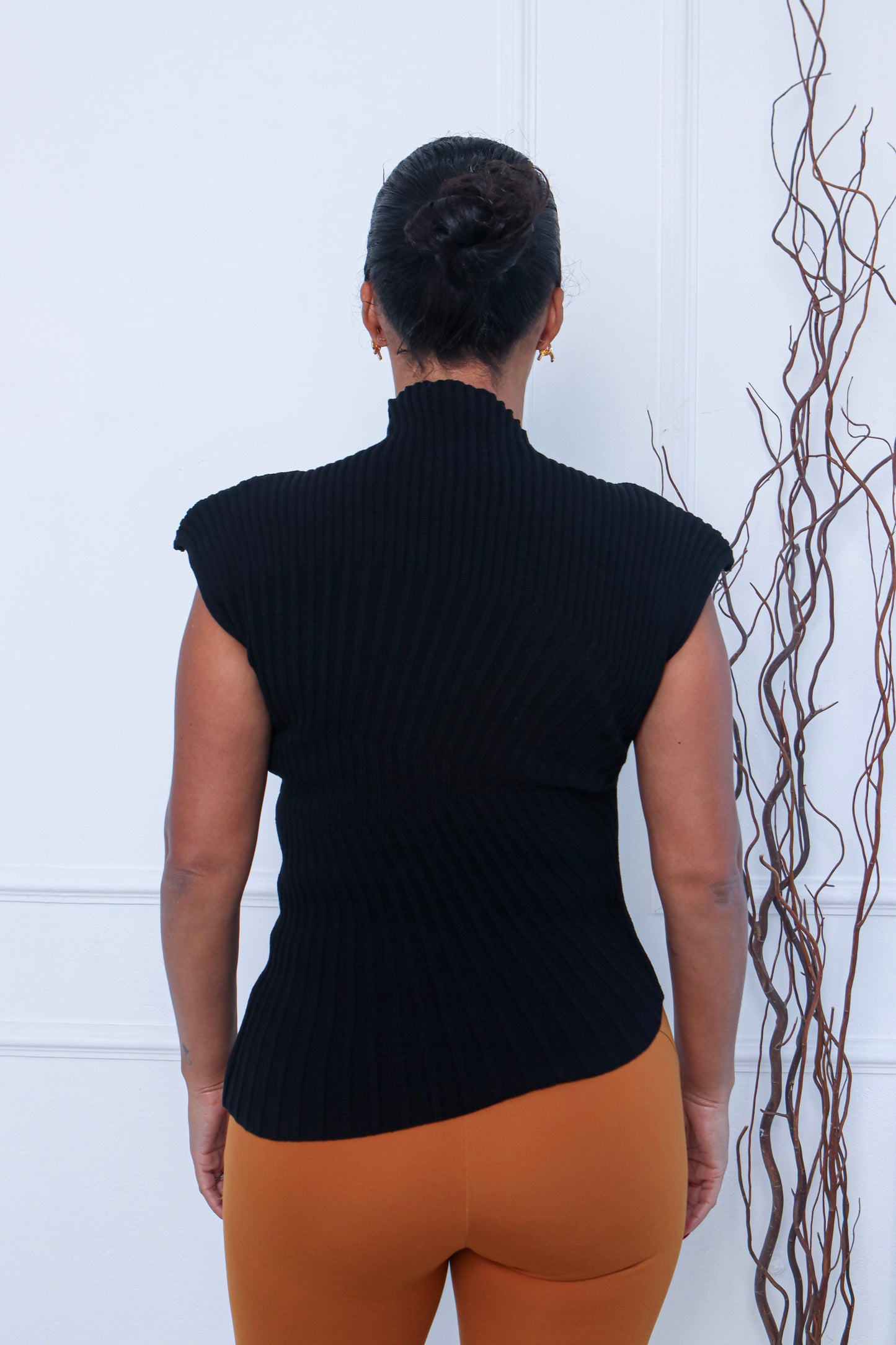 Sleeveless High-Neck Knit Top – Black