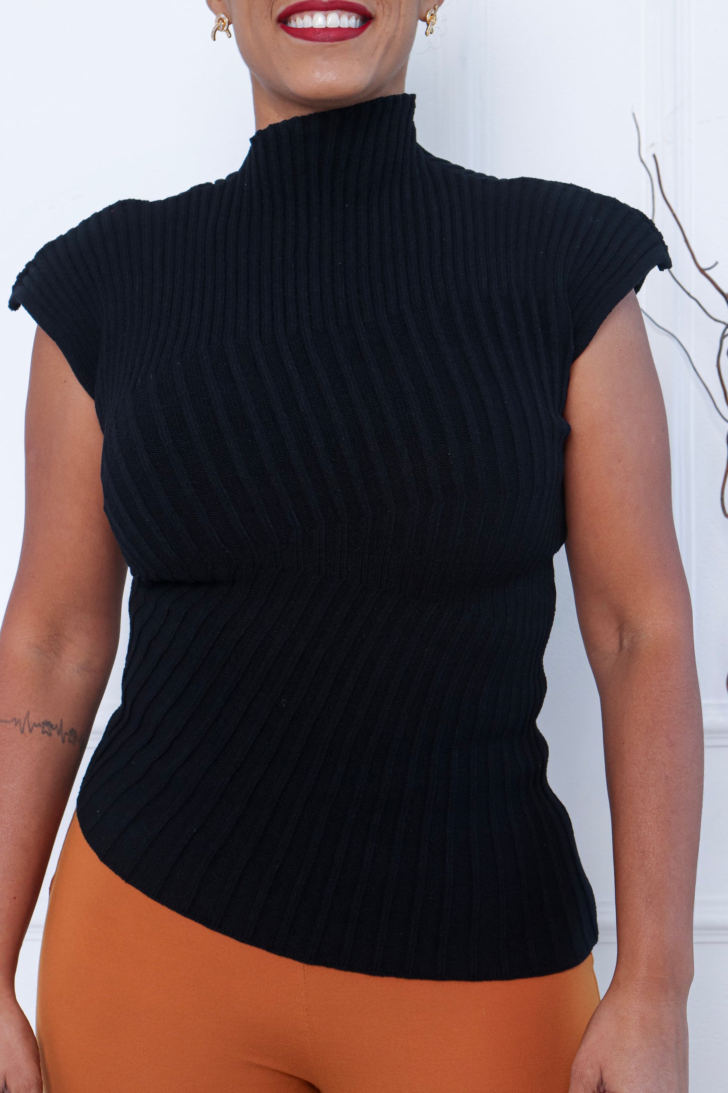 Sleeveless High-Neck Knit Top – Black